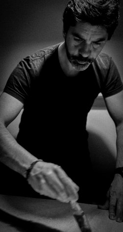 Fotografía del artista Daniel Moyano trabajando en su taller.