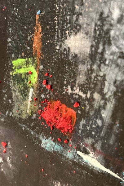 Detalle macro de la textura de pastel seco sobre base de acrílico de una pintura de la serie Certeza Efímera del artista Daniel Moyano.